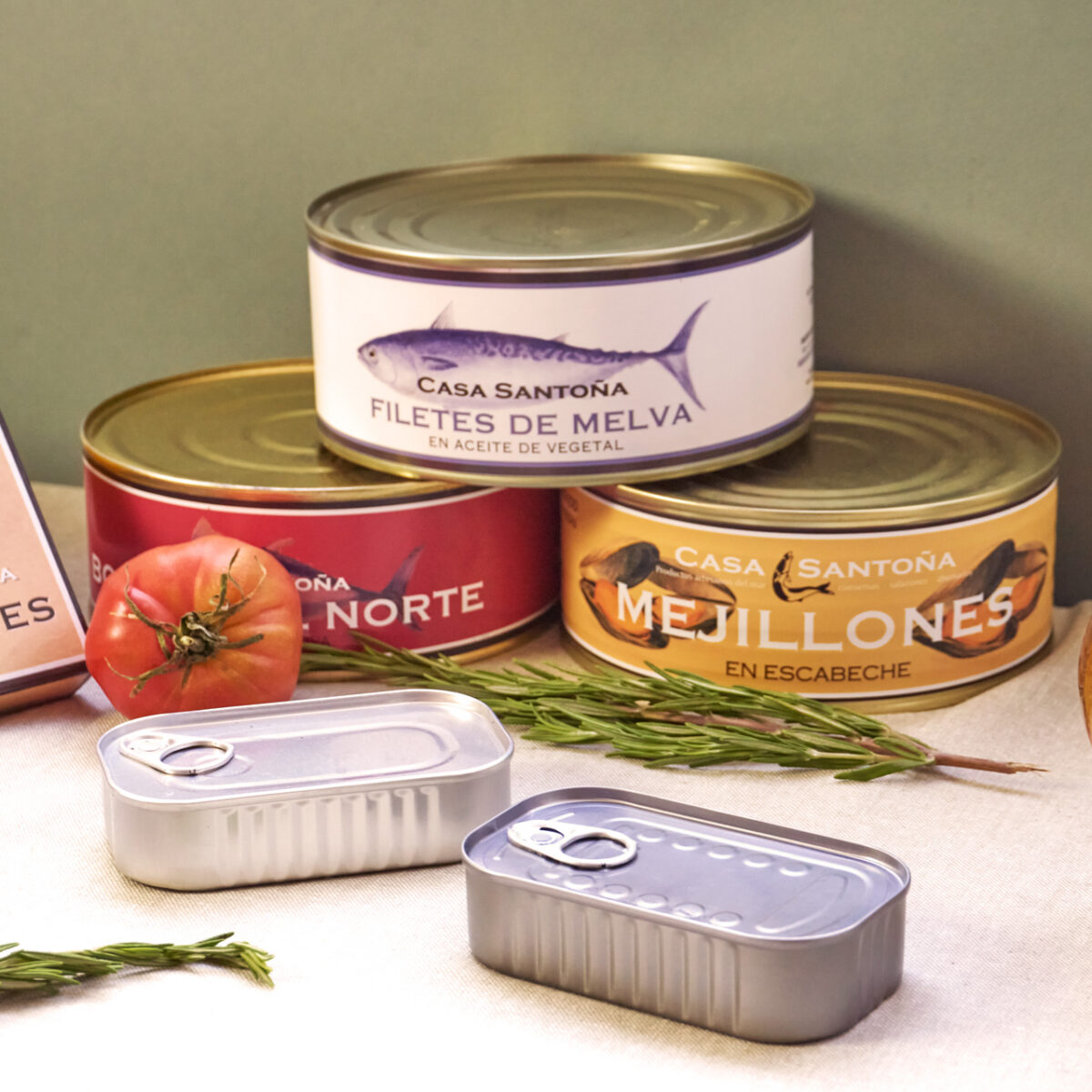 Imagen de composición de latas de conserva Casa Santoña
