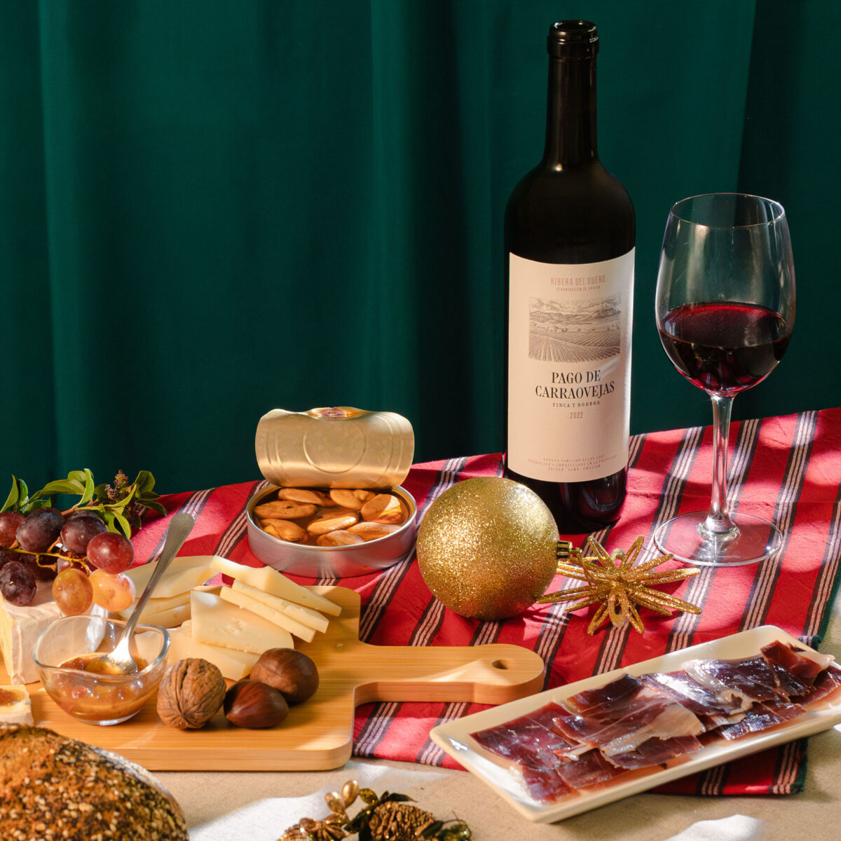 Picoteo de embutidos, queso y vino